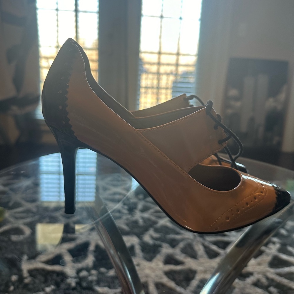 Pre-loved Levity Jessie heel with box. Worn 2x’s. Very Minor blemishes shown.